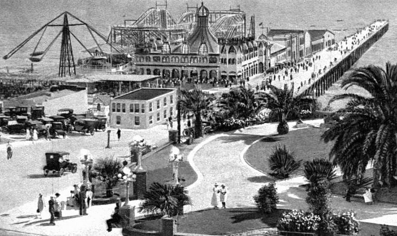 Santa Monica Pier and Carousel - 1922 image. Click for full size.