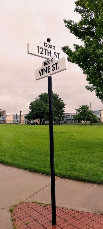 Nearby Twelfth and Vine Street sign image. Click for full size.