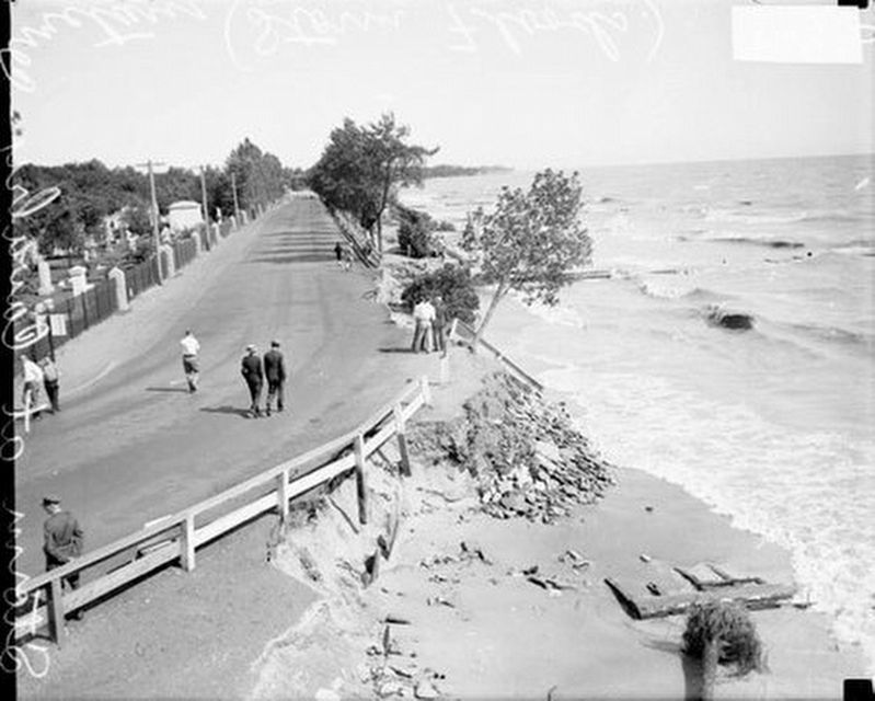 Calvary Cemetery, Sheridan Road, Lake Michigan image. Click for full size.