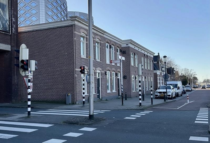 Haarlemmerstraatweg 15-31 Marker - wider view, looking west image. Click for full size.