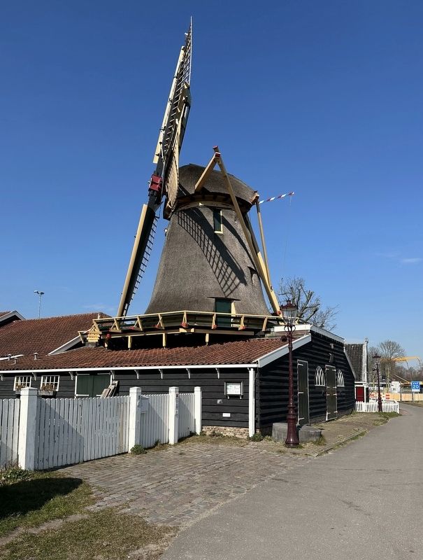 Krijtmolen d�Admiraal (chalk mill) and marker image. Click for full size.