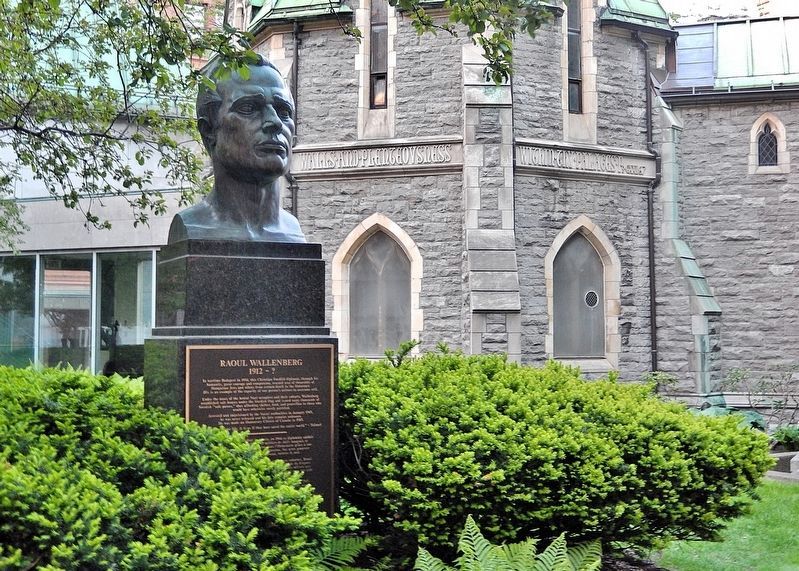 Raoul Wallenberg Marker & Sculpture image. Click for full size.