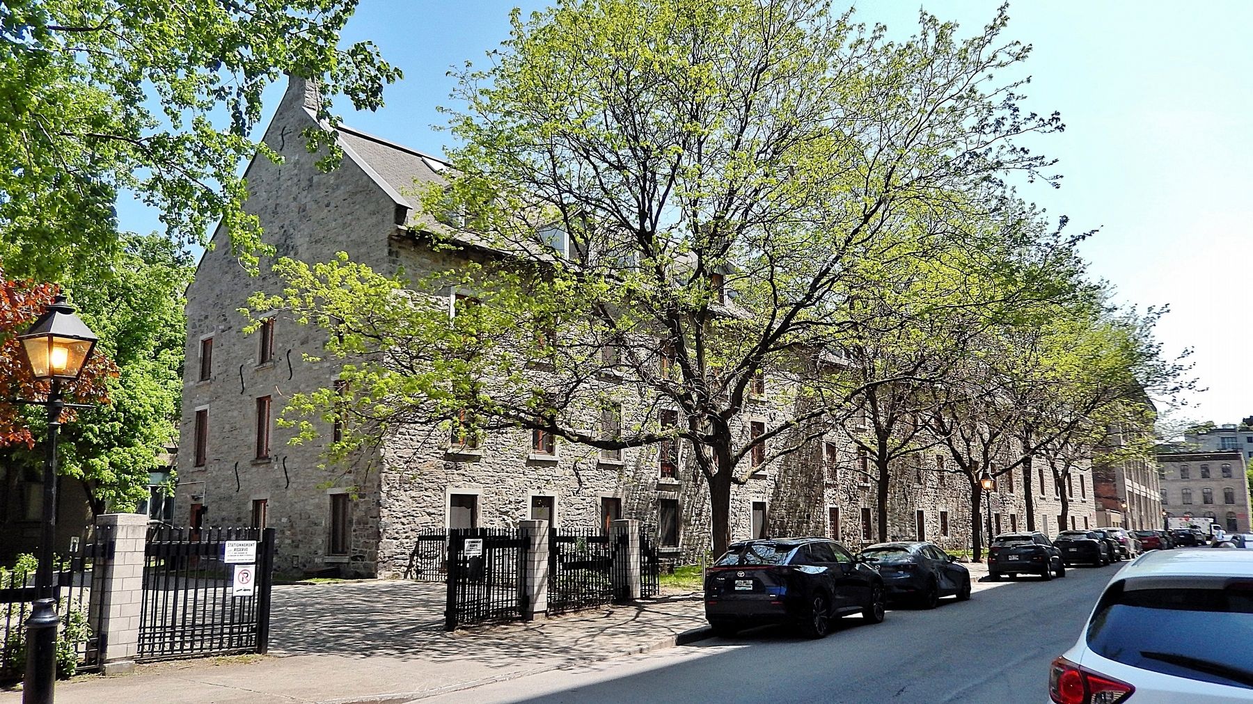 L'Ancien Hôpital General des Sœurs Grises/The Grey Nuns' Hospital. Click for full size. L'Ancien Hôpital General des Sœurs Grises/The Grey Nuns' Hospital image. Click for full size.