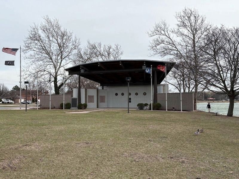 Lake Park Memorial Pavilion bandshell image. Click for full size.