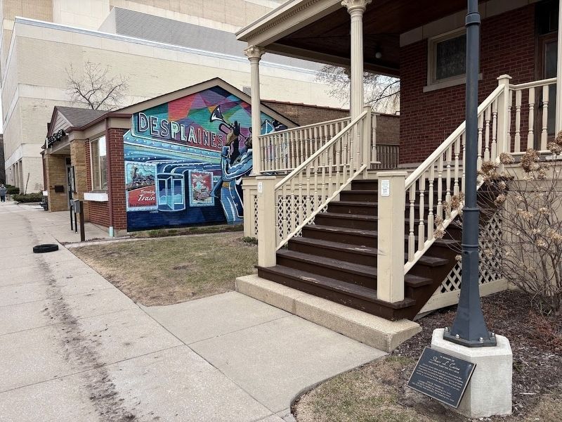 Electric Street Lamp Marker and Des Plaines mural. Click for full size. Electric Street Lamp Marker and Des Plaines mural image. Click for full size.
