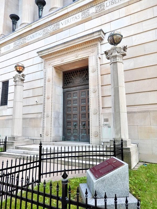 Le Temple Ma�onnique/Masonic Memorial Temple Marker image. Click for full size.
