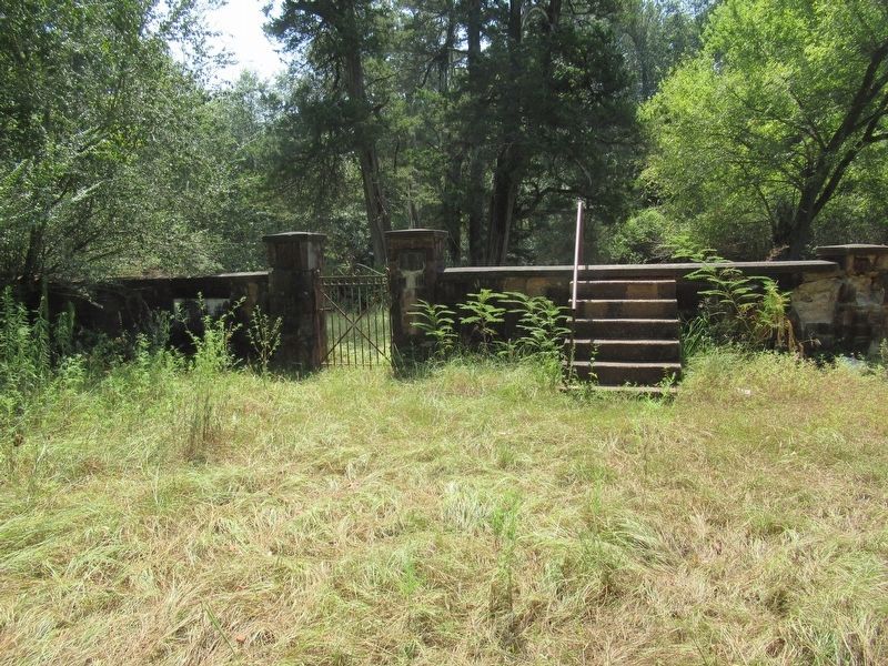 Entrance gate markers on each side image. Click for full size.