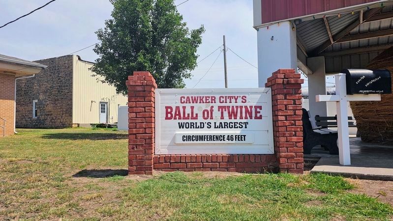 World's Largest Ball of Sisal Twine Marker image. Click for full size.
