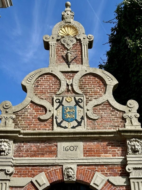 Admiralty Gate - top part image. Click for full size.