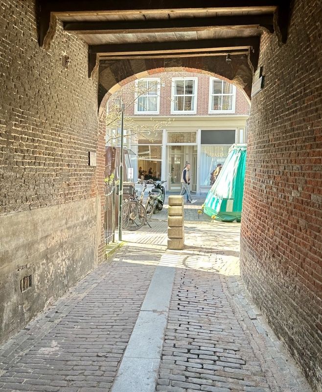 View of marker (on left) looking out towards Wissekstraat from inside the gate image. Click for full size.