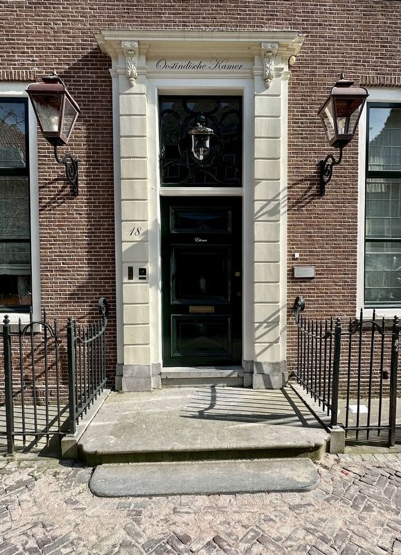 Nieuwstraat 18 entrance and marker image. Click for full size.
