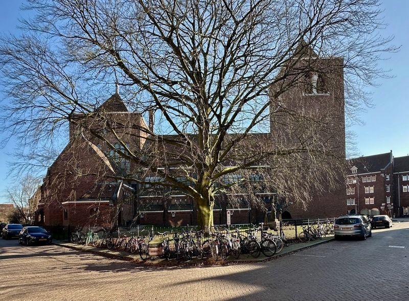 Linnaeushof (court) and marker, with the Hofkerk in the background. Click for full size. Linnaeushof (court) and marker, with the Hofkerk in the background image. Click for full size.