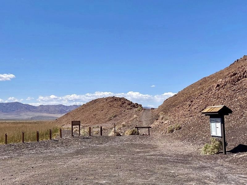Parking Lot and Trailhead. Click for full size. Parking Lot and Trailhead image. Click for full size.