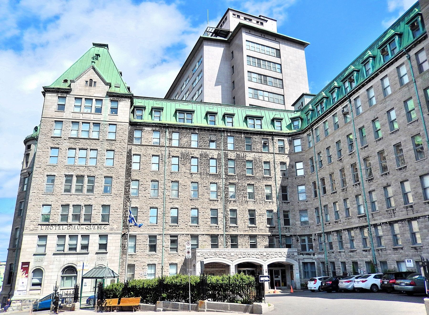 Hôtel-Dieu de Québec (<i>south elevation</i>). Click for full size. Hôtel-Dieu de Québec (<i>south elevation</i>) image. Click for full size.