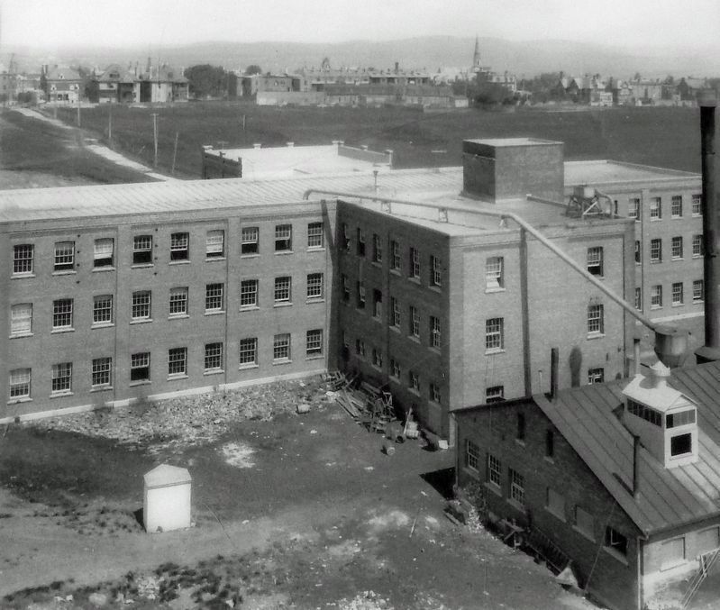 Marker detail: Armurerie Ross / Ross Rifle Factory image. Click for full size.