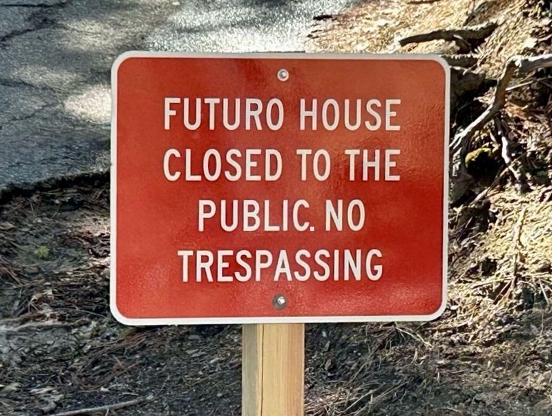 No Trespassing Sign image. Click for full size.