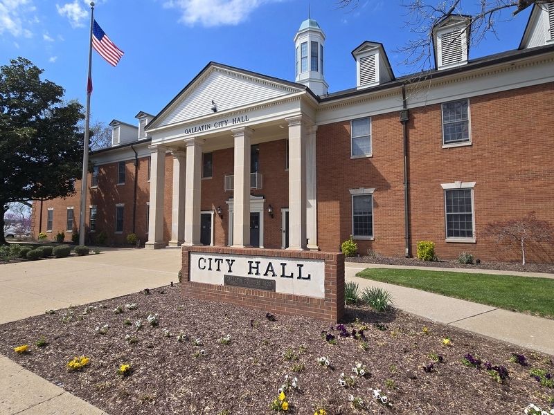 Gallatin Founded Marker in front of City Hall image. Click for full size.