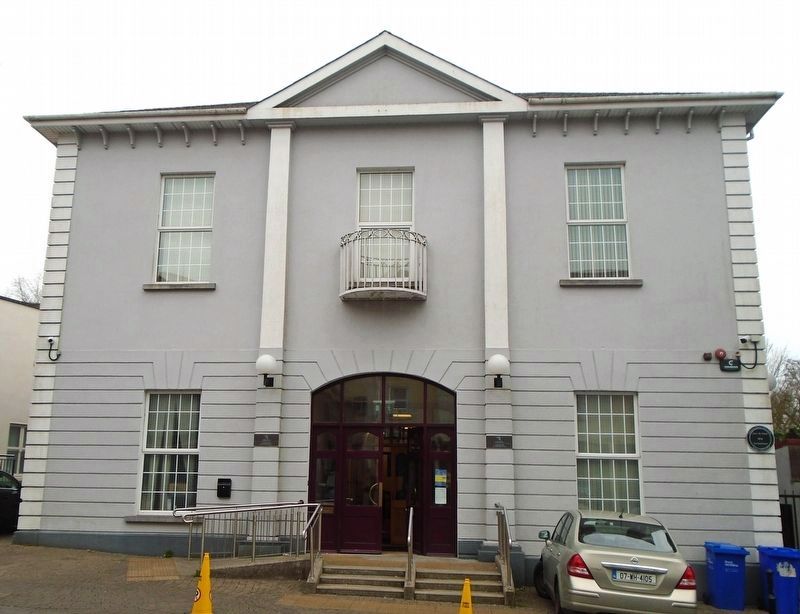 The Courthouse/<lang=ga>Teach Na Cúirte</lang=ga> and Marker. Click for full size. The Courthouse/<lang=ga>Teach Na Cúirte</lang=ga> and Marker image. Click for full size.