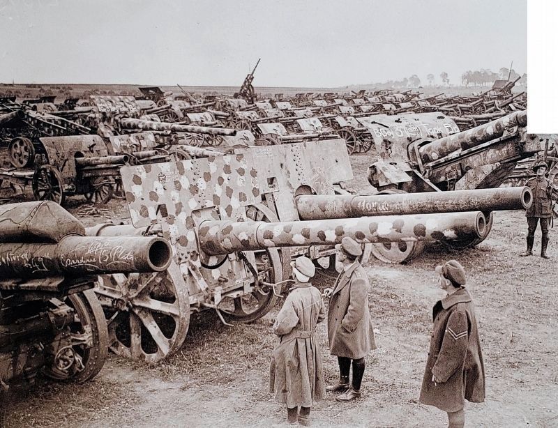 Marker detail: Dépôt de pièces d'artillerie allemandes capturées lors de ta bataille d'Amiens. Click for full size. Marker detail: Dépôt de pièces d'artillerie allemandes capturées lors de ta bataille d'Amiens image. Click for full size.