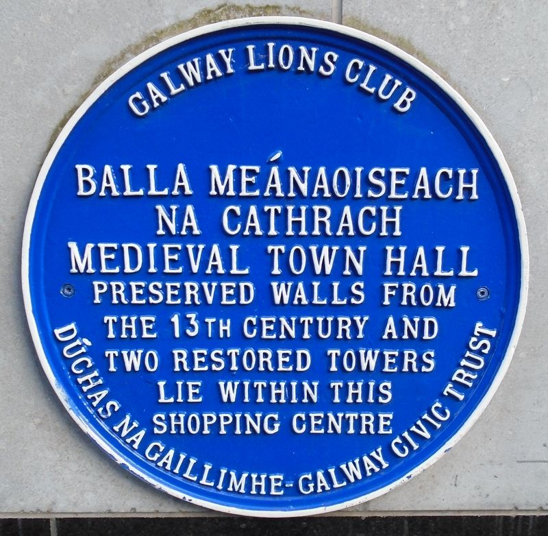 Medieval Town Hall/<lang=ga>Balla Me�naoiseach na Cahtrach</lang=ga> Marker image. Click for full size.