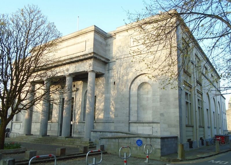 Courthouse/<lang=ga>Teach na Cúirte</lang=ga> and Marker. Click for full size. Courthouse/<lang=ga>Teach na Cúirte</lang=ga> and Marker image. Click for full size.