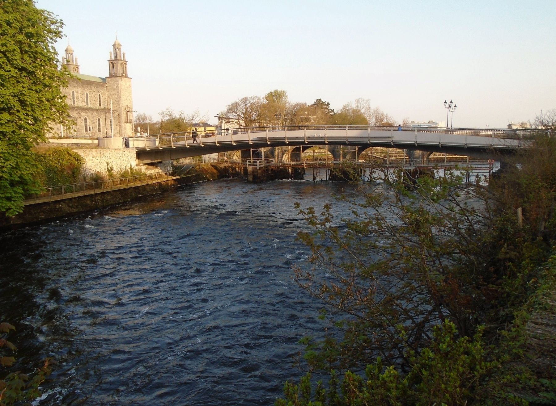 Salmon Weir Bridge/<lang=ga>Droichead na mBradán</lang=ga> over River Corrib. Click for full size. Salmon Weir Bridge/<lang=ga>Droichead na mBradán</lang=ga> over River Corrib image. Click for full size.