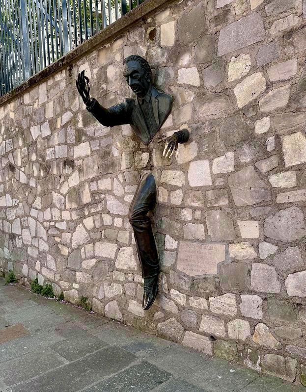 Le Passe-Muraille (�The Walker Through Walls�) by Jean Marais (1989) image. Click for full size.