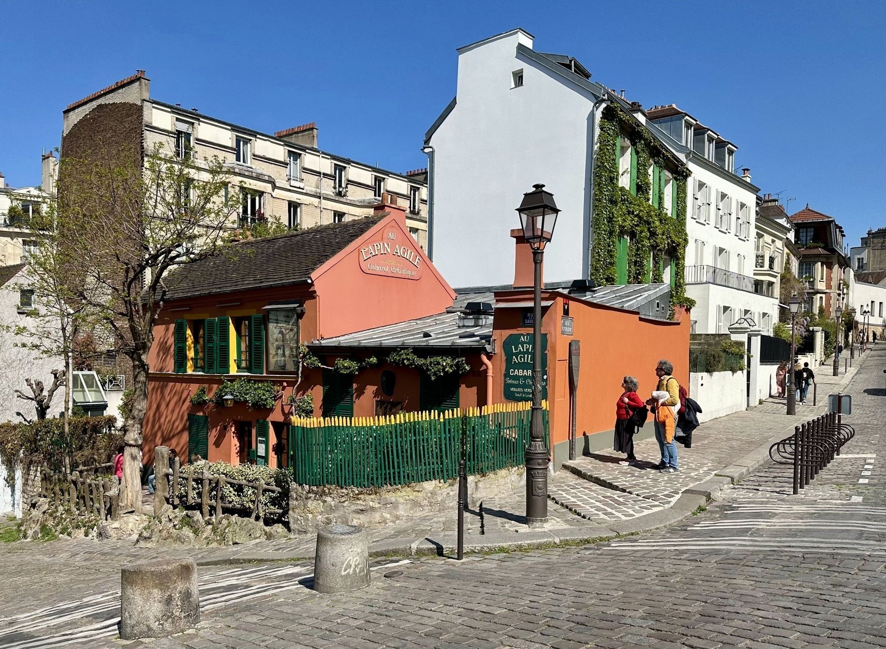 Le Lapin Agile and marker. Click for full size. Le Lapin Agile and marker image. Click for full size.