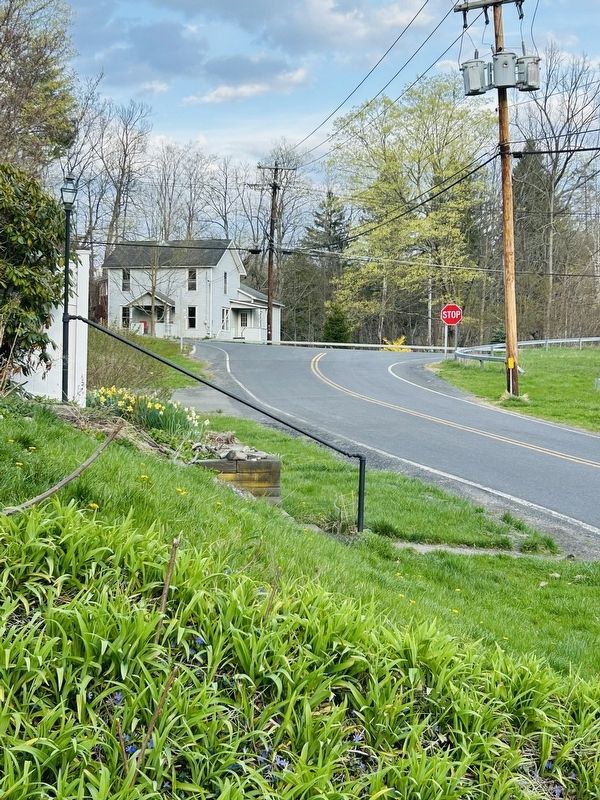 Cantine Mansion Marker looking west. image. Click for full size.