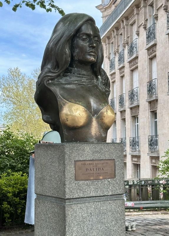 Bust of Dalida. Click for full size. Bust of Dalida image. Click for full size.