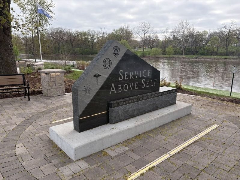 Service Above Self memorial (front side) image. Click for full size.