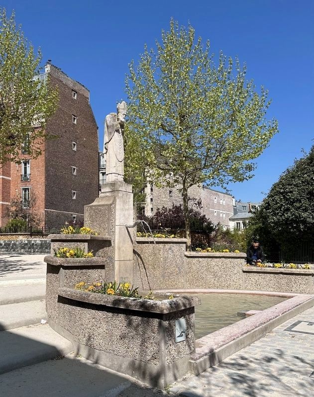 Square Suzanne Buisson - statue of Saint Denis (Fernand Guignier, 1941). Click for full size. Square Suzanne Buisson - statue of Saint Denis (Fernand Guignier, 1941) image. Click for full size.