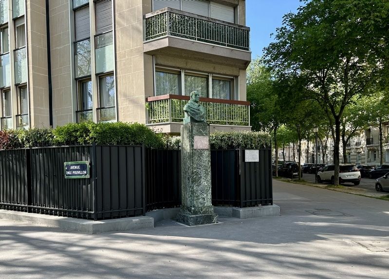 Bust of Lucien Guitry with Lucien Guitry and Sacha Guitry marker image. Click for full size.