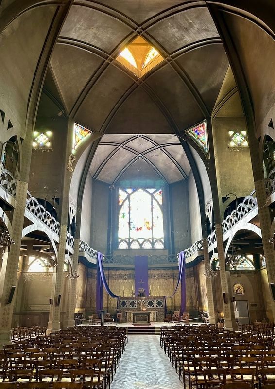 Eglise Saint-Jean-l�Evang�liste - interior image. Click for full size.