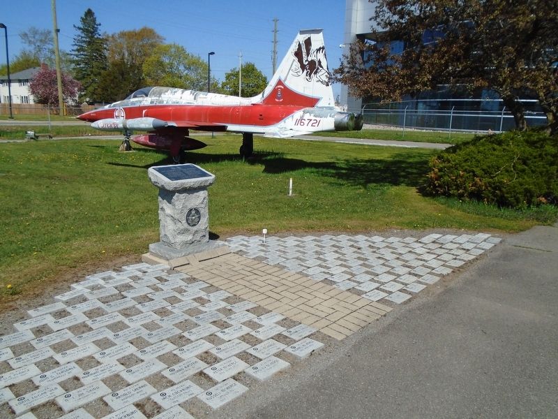 <lang=fr>Escadron</lang=fr> 426 Squadron Monument image. Click for full size.