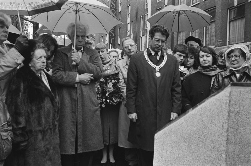 Mayor Van Thijn unveils the monument for Annick van Hardeveld image. Click for full size.