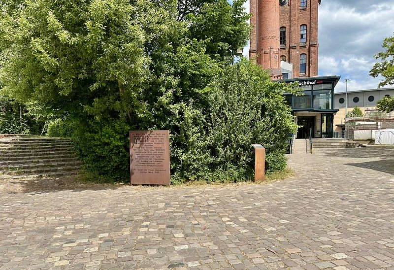 Familie-Schwarz-Platz Marker - wide view image. Click for full size.