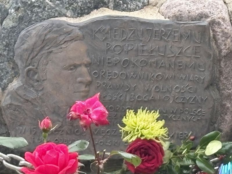 Bas relief at the bottom of the memorial image. Click for full size.