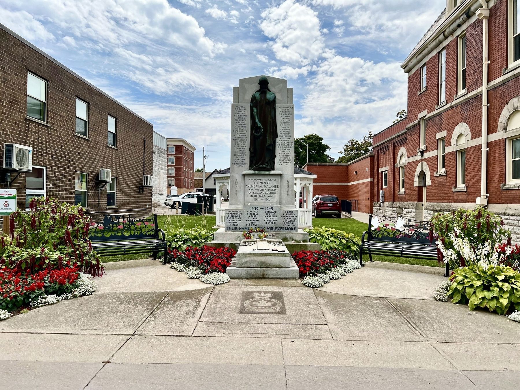 Aylmer Cenotaph image. Click for full size.