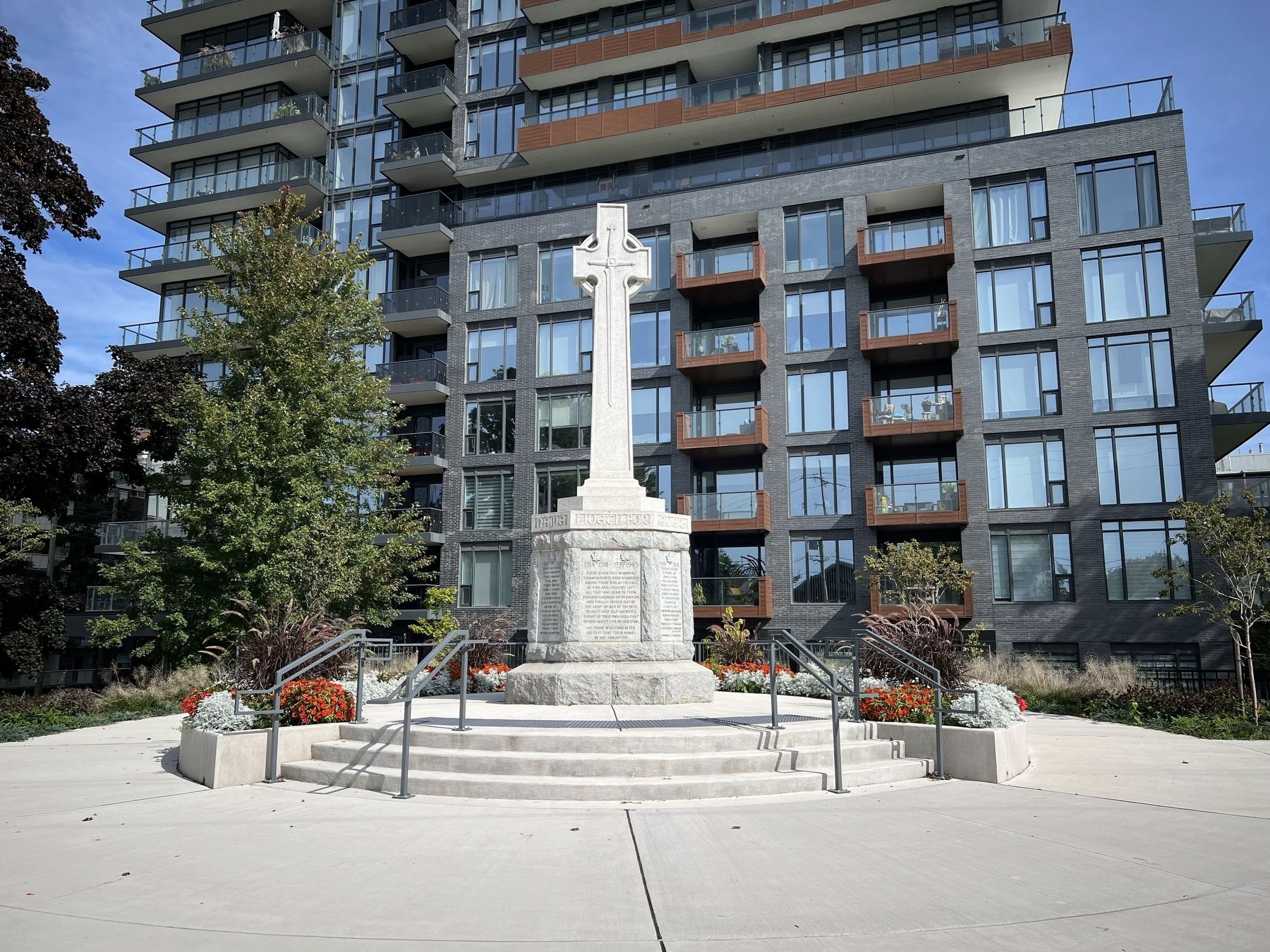 Port Credit Cenotaph image. Click for full size.