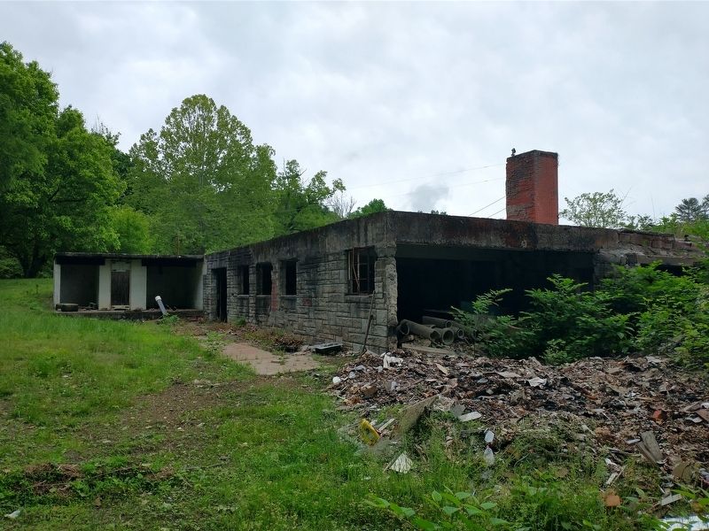Remains of the Tate Springs Resort Hotel image. Click for full size.