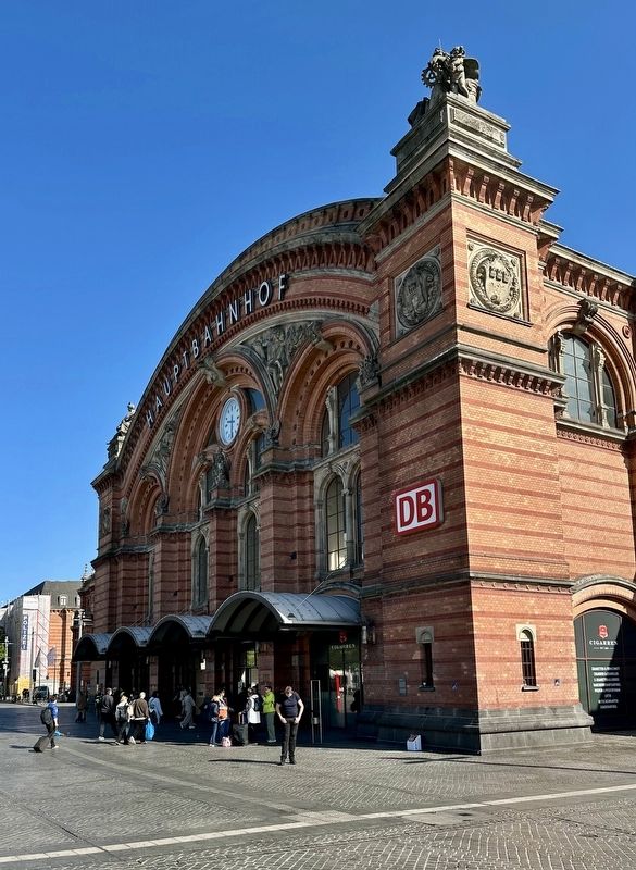 Hauptbahnhof / Main Railway Station Marker - wide view image. Click for full size.