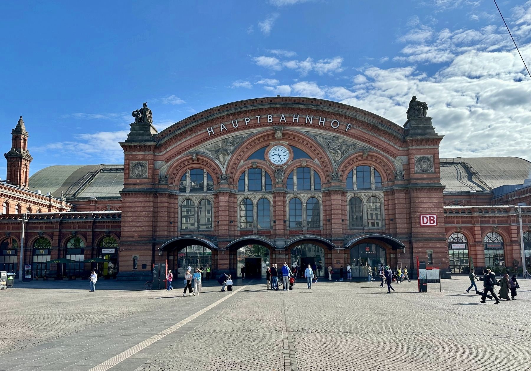 Hauptbahnhof / Main Railway Station image. Click for full size.