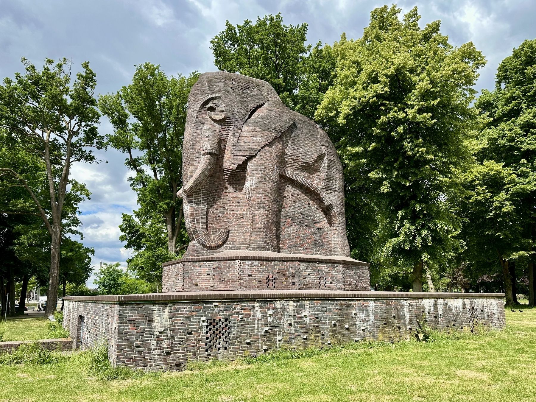 The Elephant image. Click for full size.