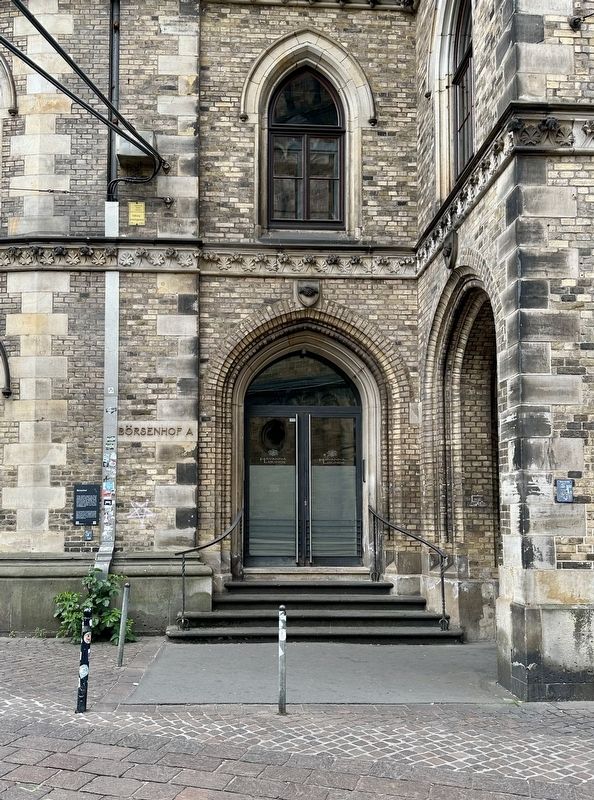 B�rsenhof / Stock Exchange Marker - wide view image. Click for full size.