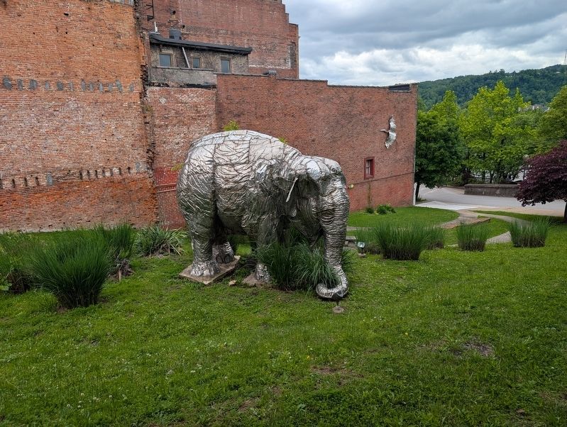 Elephants in Wheeling Statue image. Click for full size.