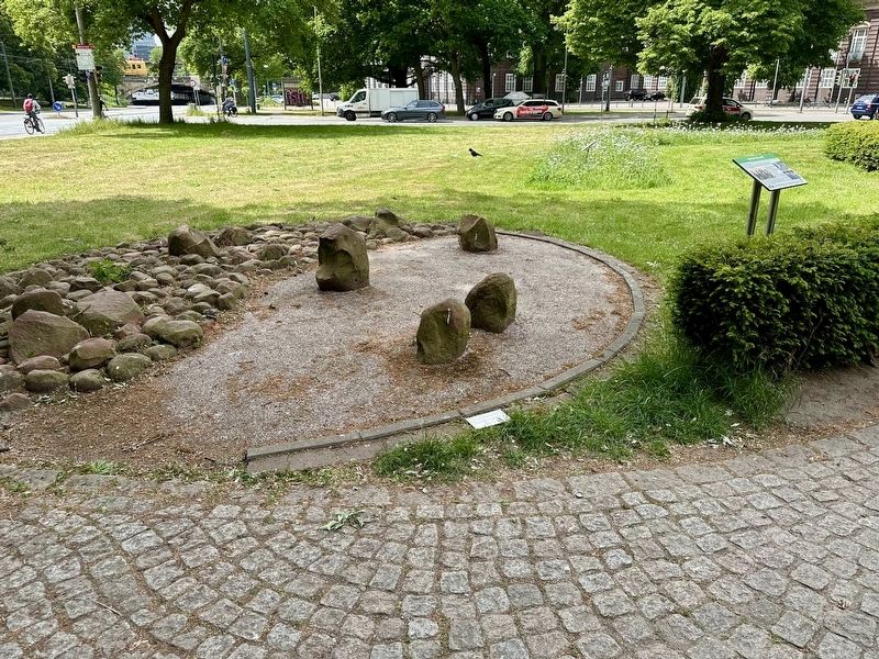 Ohamakari memorial and marker image. Click for full size.
