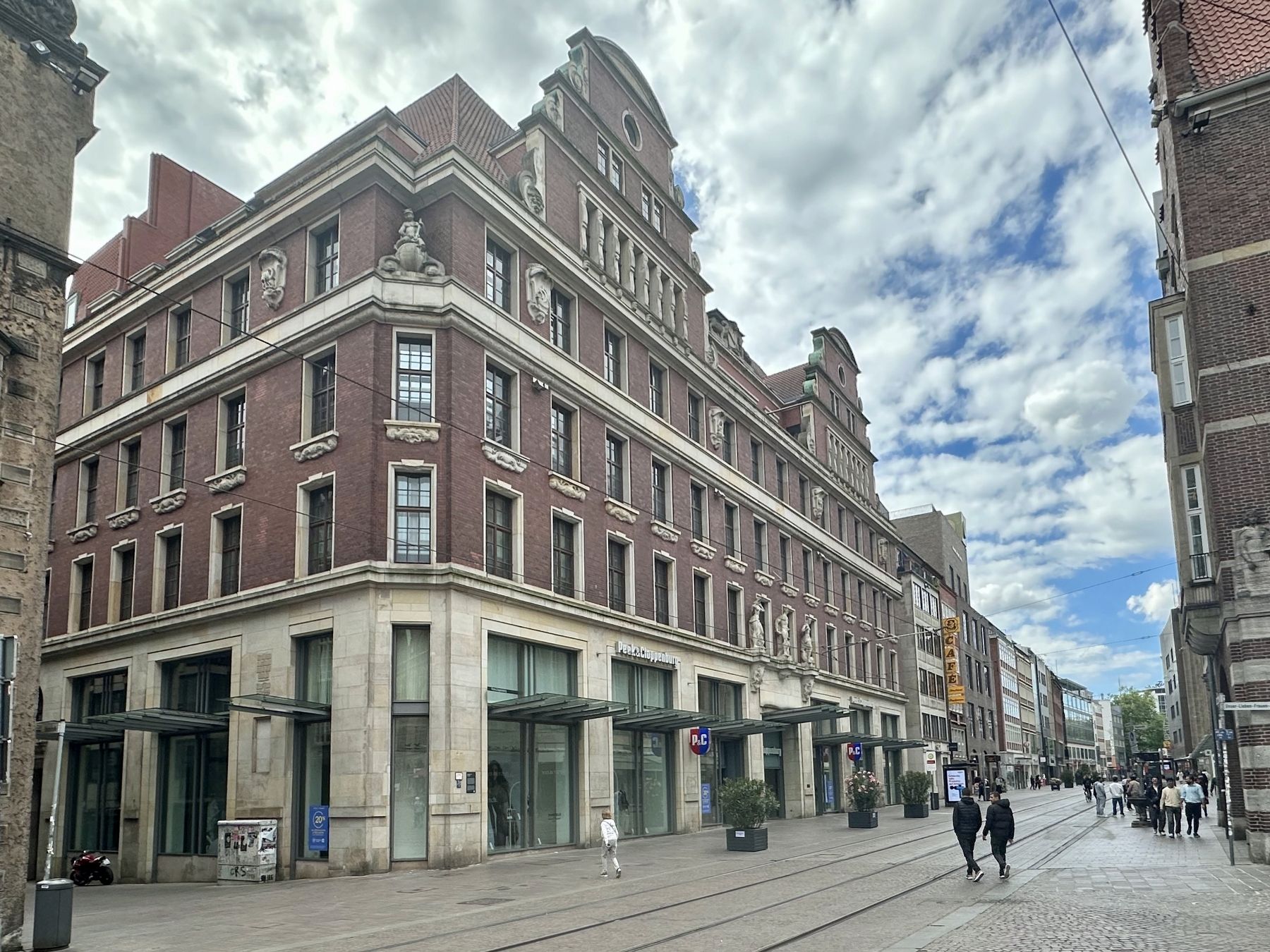 Gesch�fts- und B�rohaus / Commercial- and Office Building image. Click for full size.