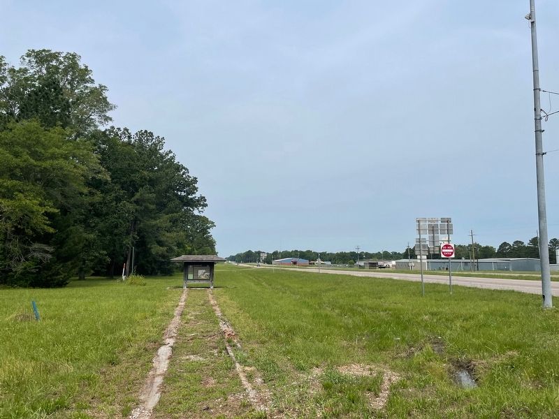 The De Soto Trail Marker looking west. image. Click for full size.