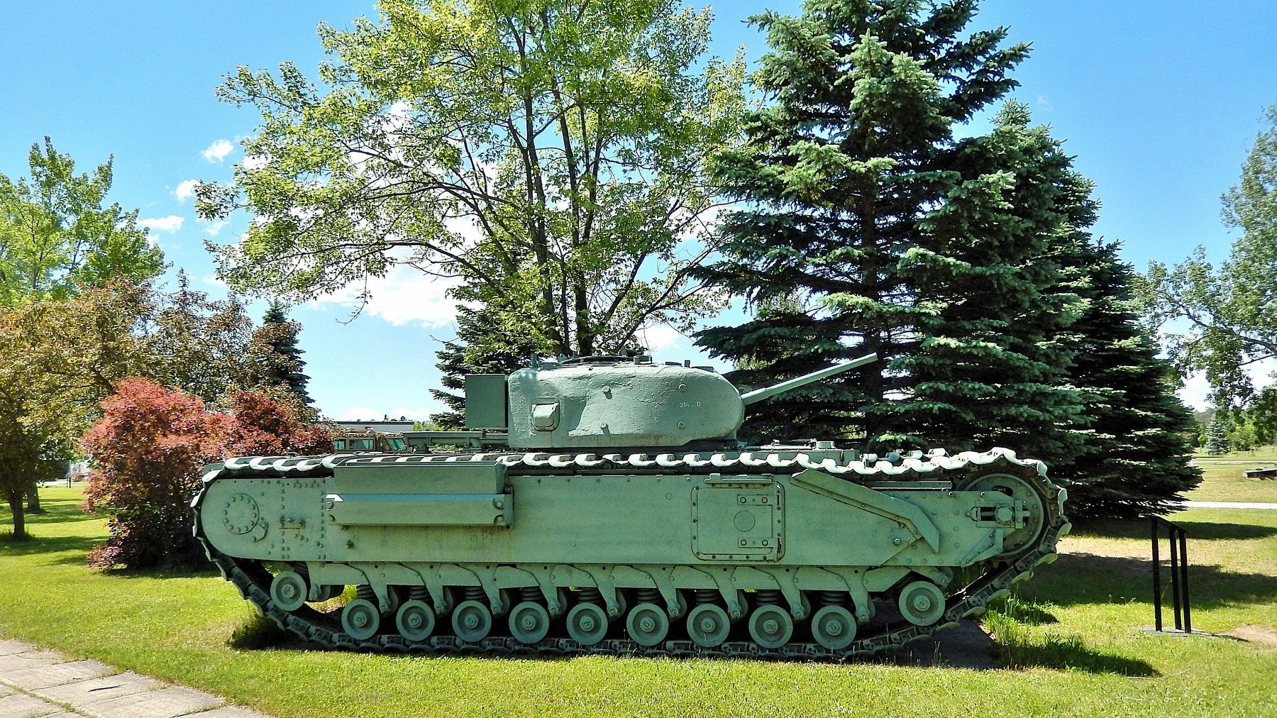 British Churchill Infantry Tank MK IV / Char d'infanterie britannique Churchill MK IV image. Click for full size.